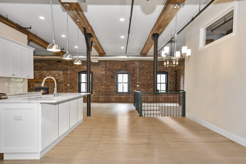 17 Kearney Sq, Lowell