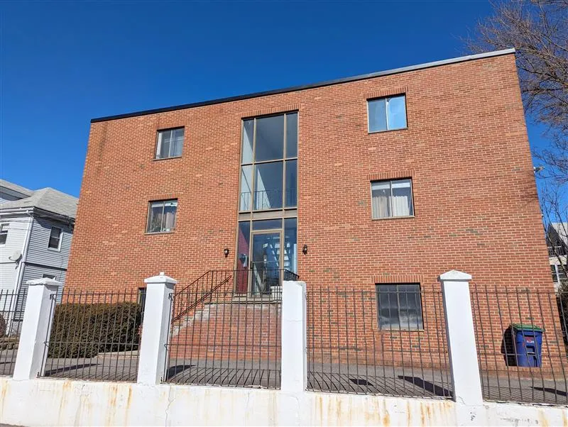 86 Newbury St, Teele Square