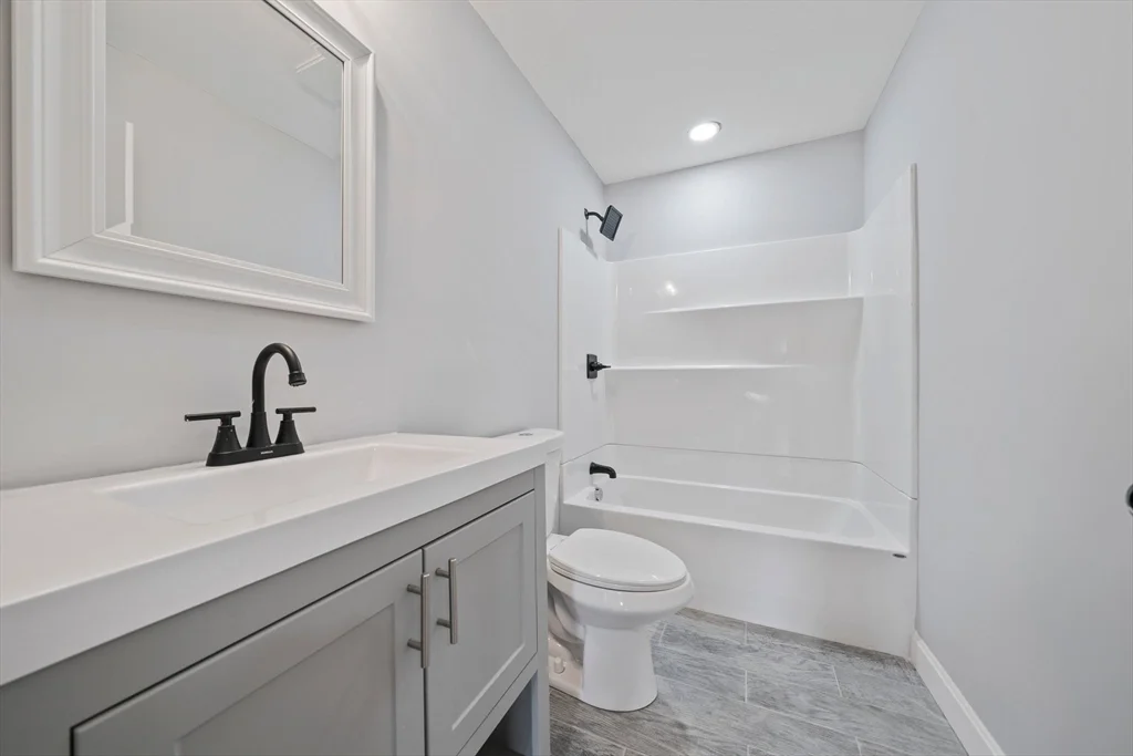 13 Broadway, Raynham Center