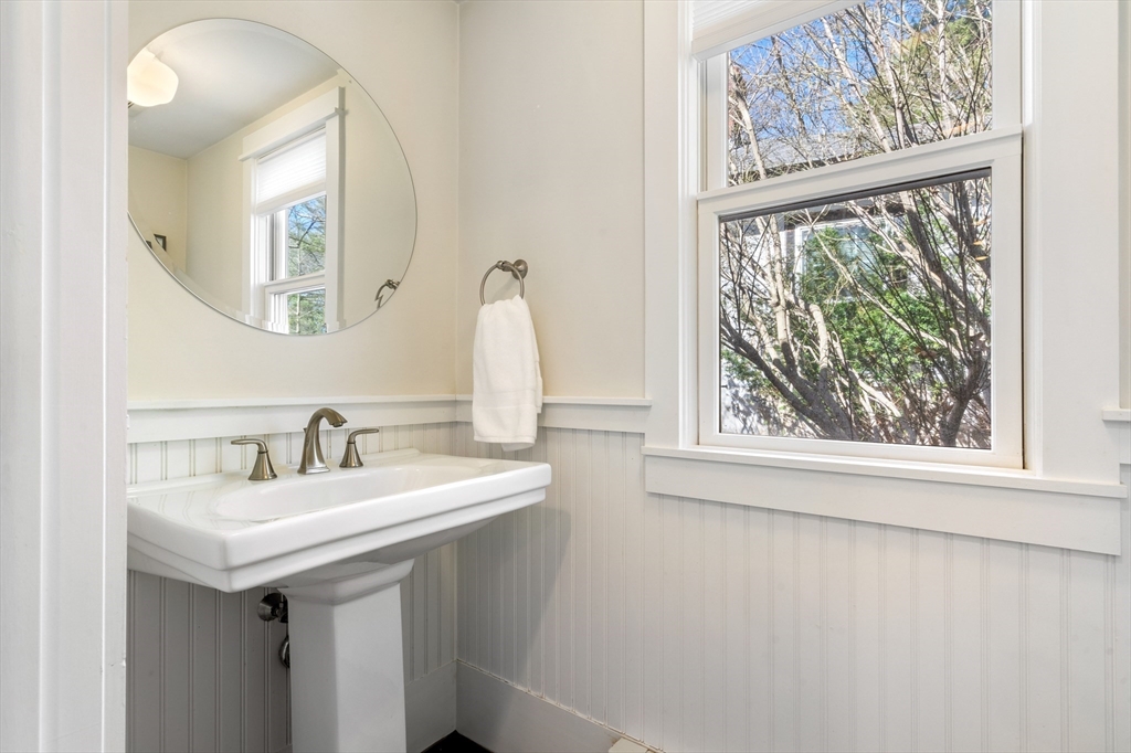 59 Russell Rd, Wellesley