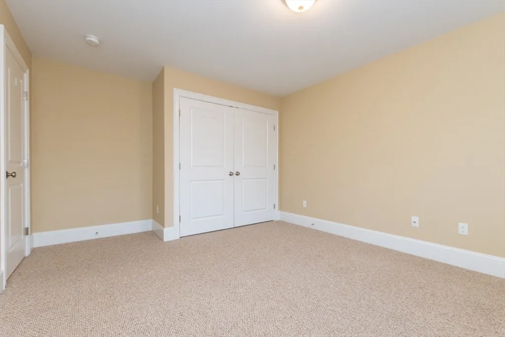 15 Hialeah Ln, Framingham