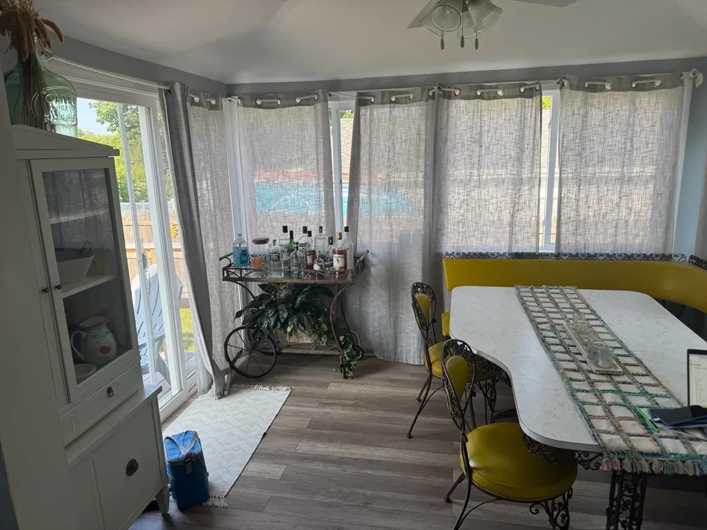 16 Cricket Ln, Rexhame