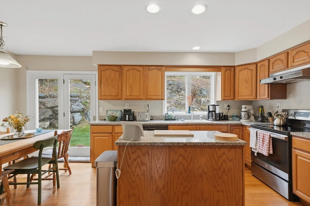 11 Roseanna Park Dr, Waltham
