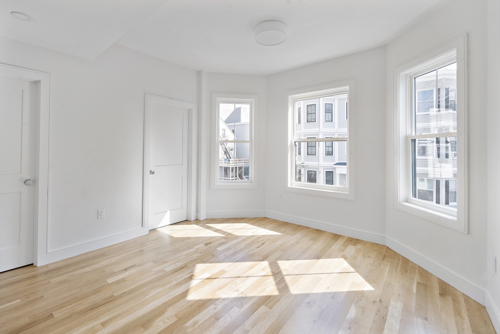 298 Maverick St, East Boston