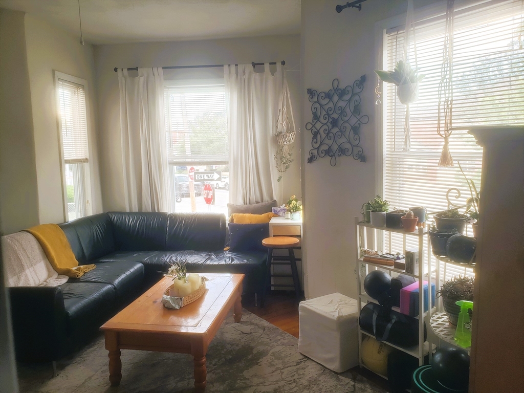 27 Medford St, Medford