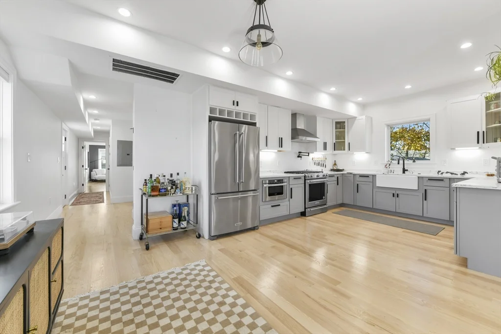 17 Akron St, Roxbury