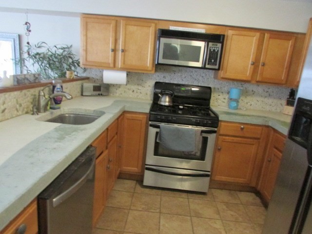 54 Oceanside Dr, Hull