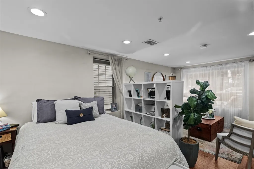 297 D St, South Boston