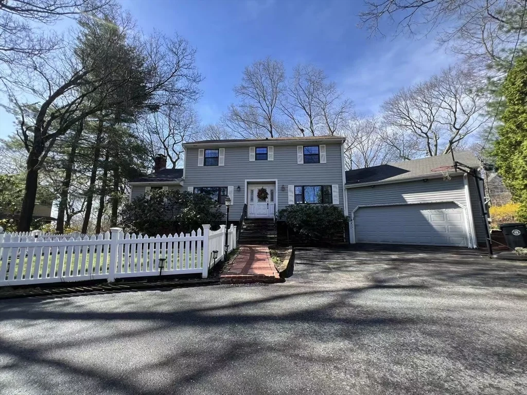 2 Blueberry Hill Ln, Arlington Heights