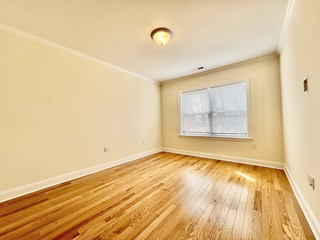 124 Thornton Rd, Chestnut Hill