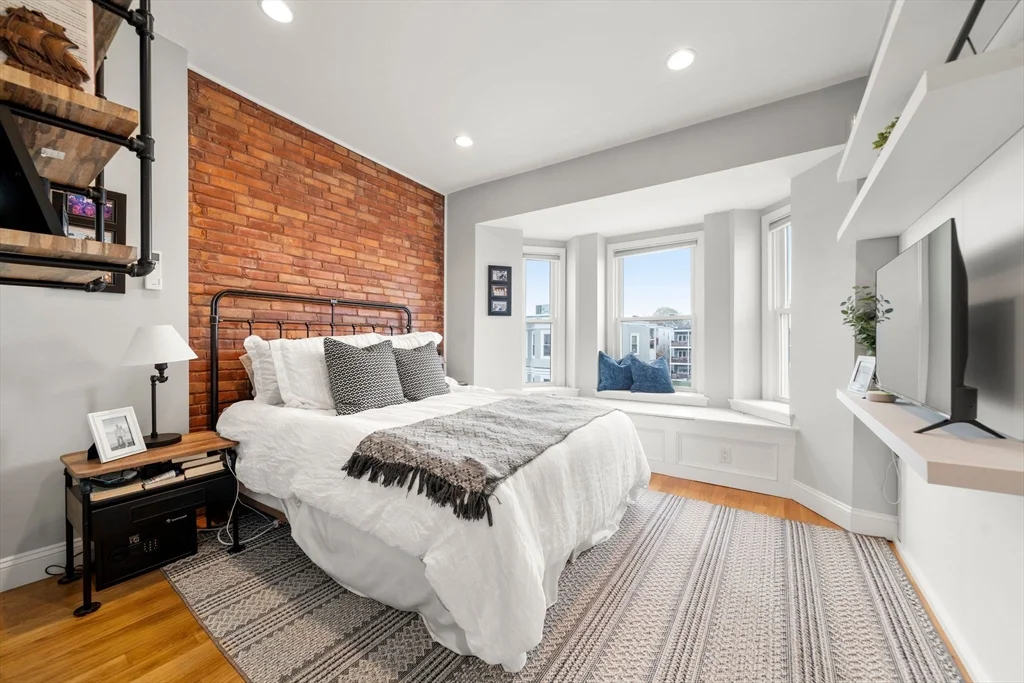 695 E 8th St, South Boston