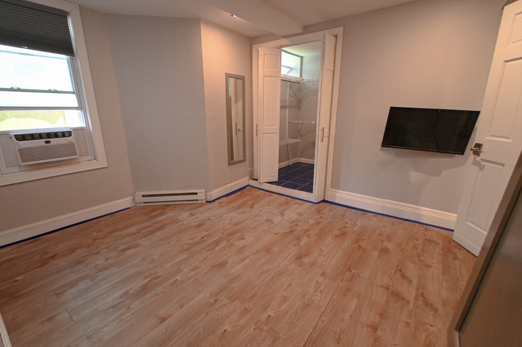 726 Metropolitan Ave, Hyde Park