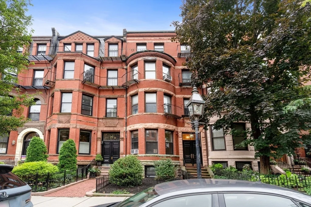 394 Marlborough St, Back Bay