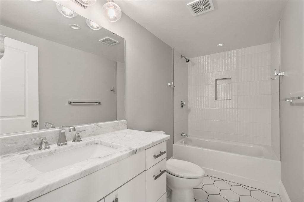 176 Winthrop Shore Dr, Winthrop