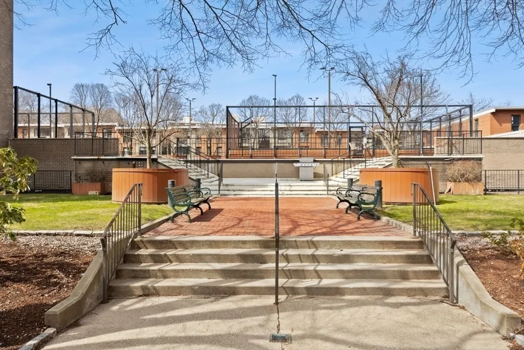 33 Pond Ave, Longwood