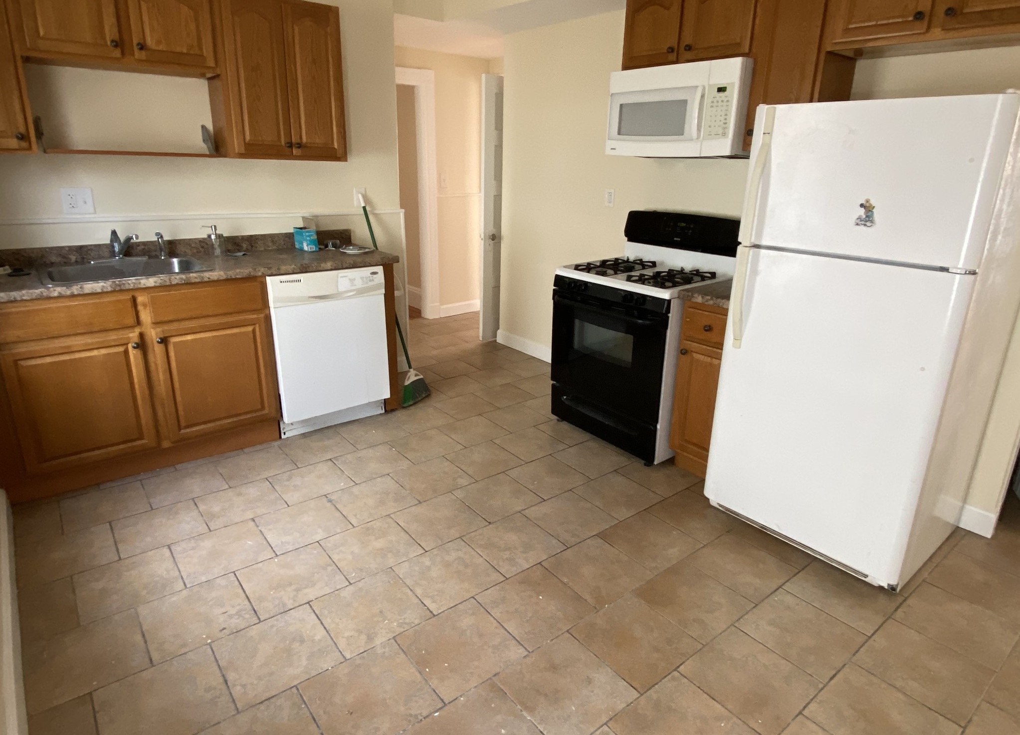 3 bed, 1 bath apartment for rent at 28 Belknap St Unit 2T, Teele Square — photo 8 of 16