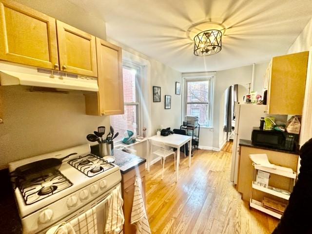 2 bed, 1 bath apartment for rent at 70 Joy Unit 8F, Beacon Hill — photo 7 of 13