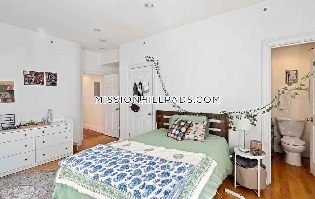 5 bed, 3 bath apartment for rent at 70 Hillside St Unit 3, Mission Hill — photo 7 of 11