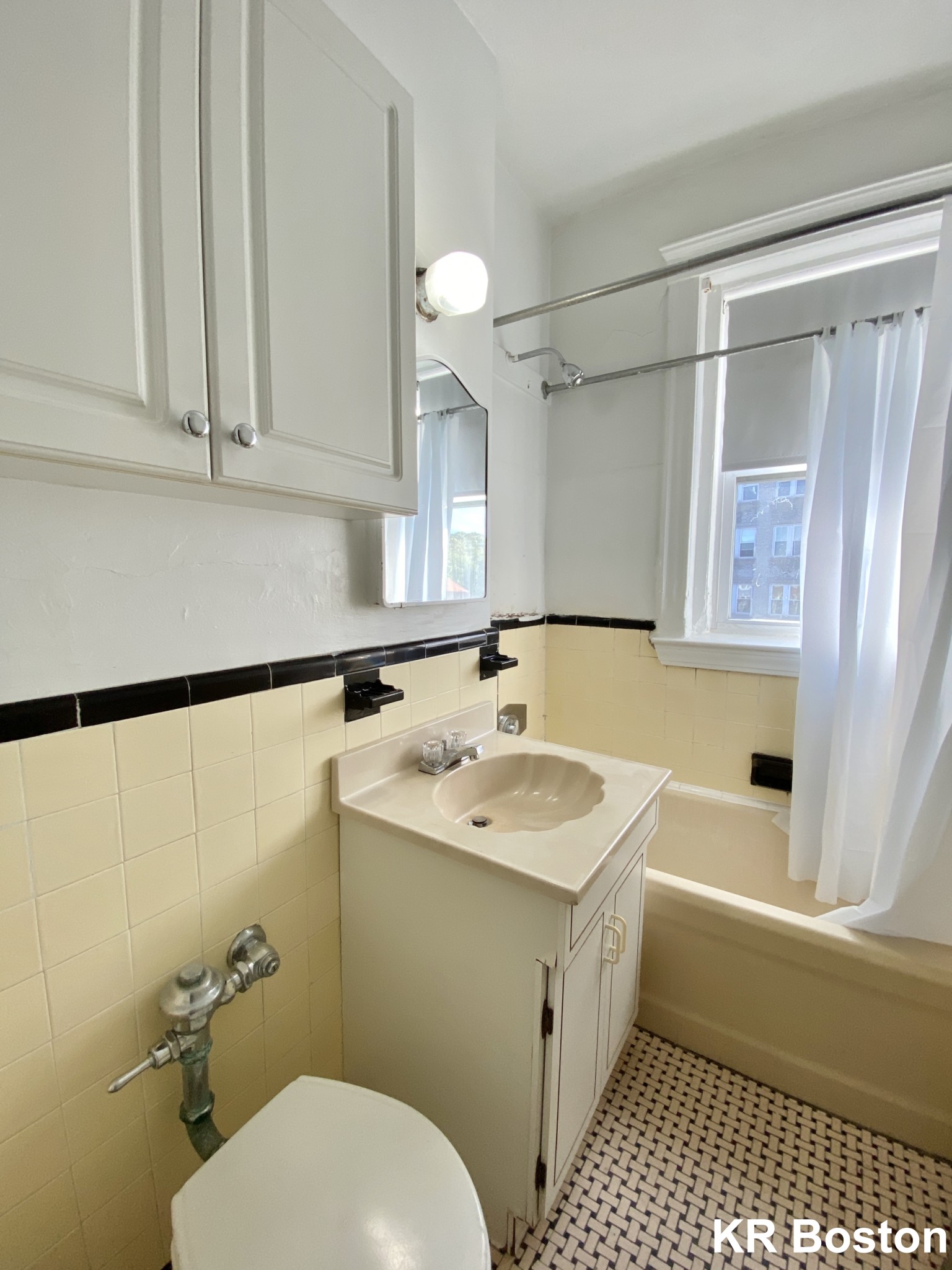 2 bed, 1 bath apartment for rent at 70 Chiswick Rd Unit 19, Brighton — photo 3 of 3