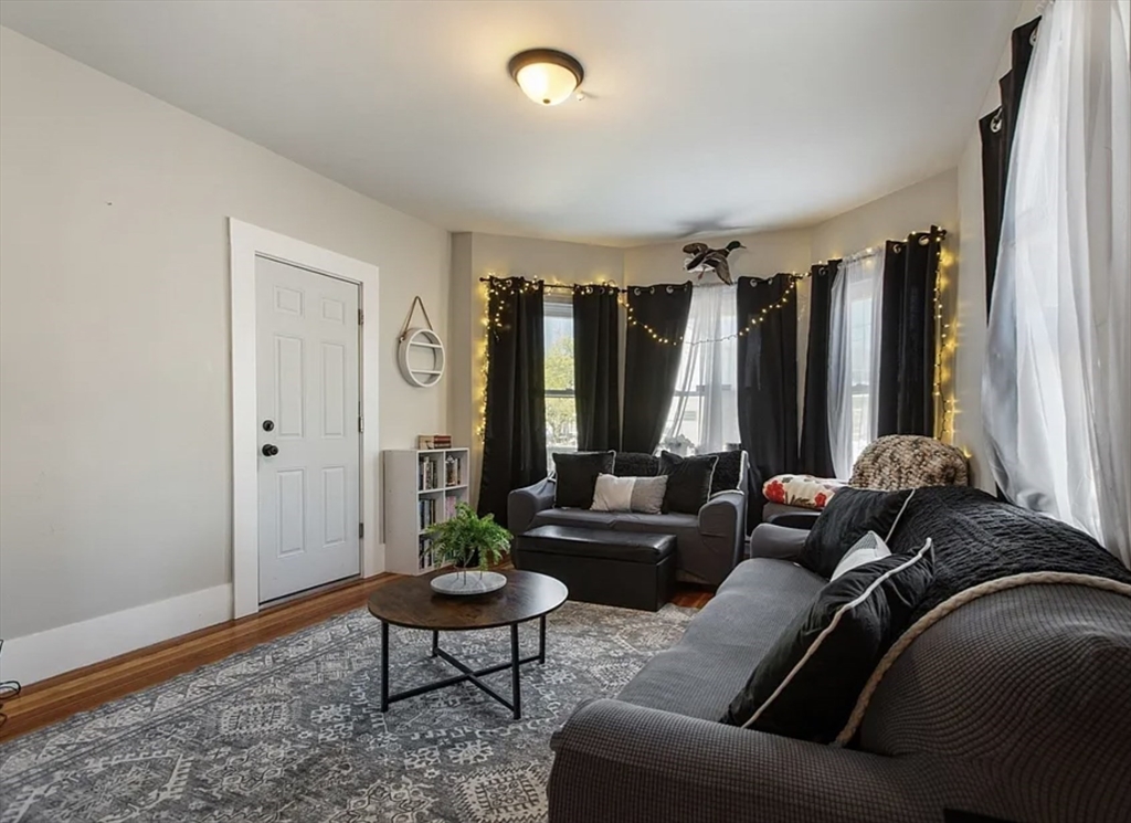 1037 Cove Rd, New Bedford