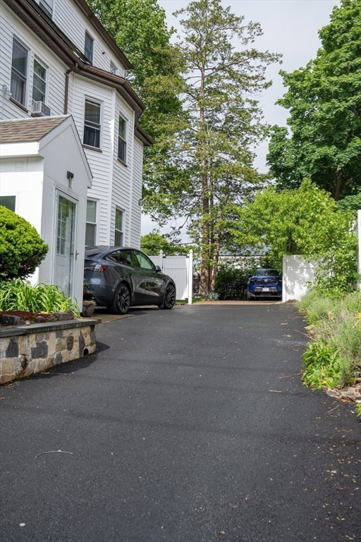 726 Metropolitan Ave, Hyde Park