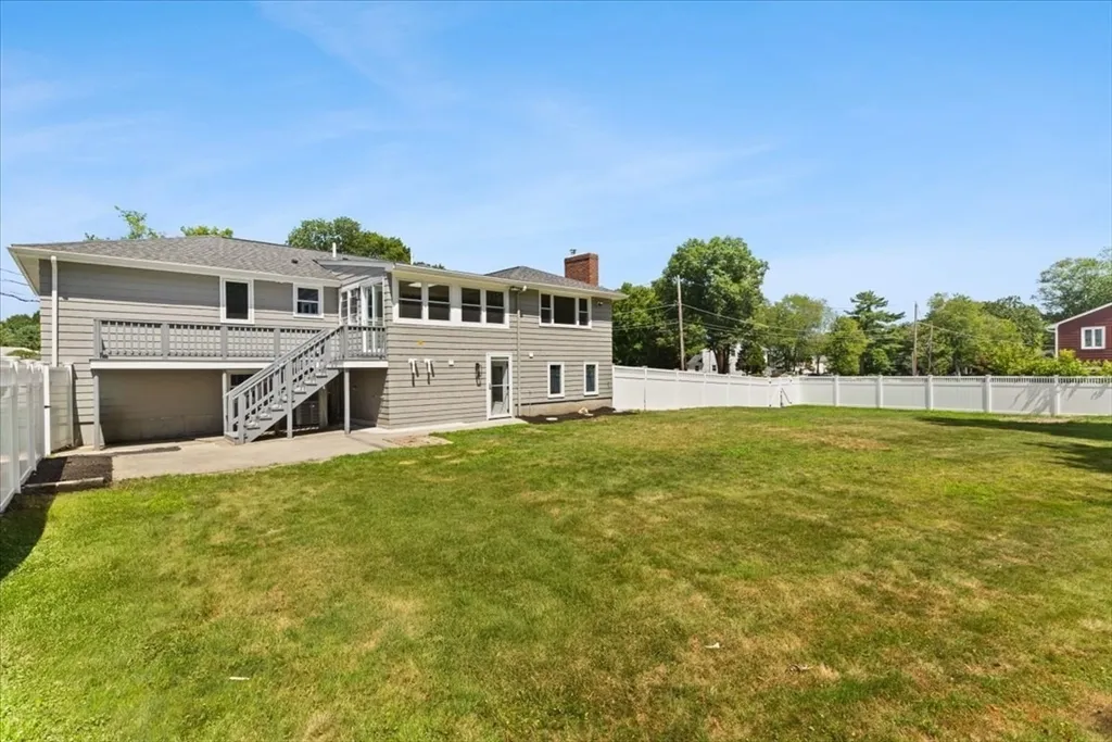 19 Coach Ln, Norwood