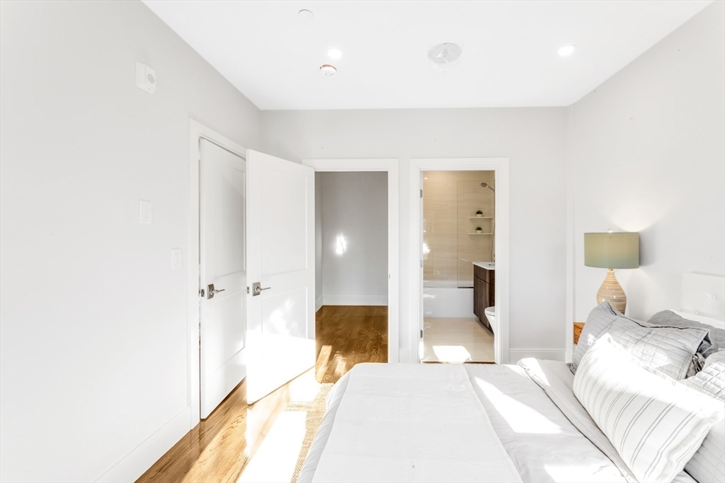 582 East Broadway, Boston