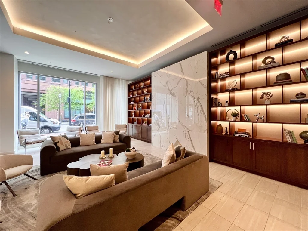 32 Traveler St, South End