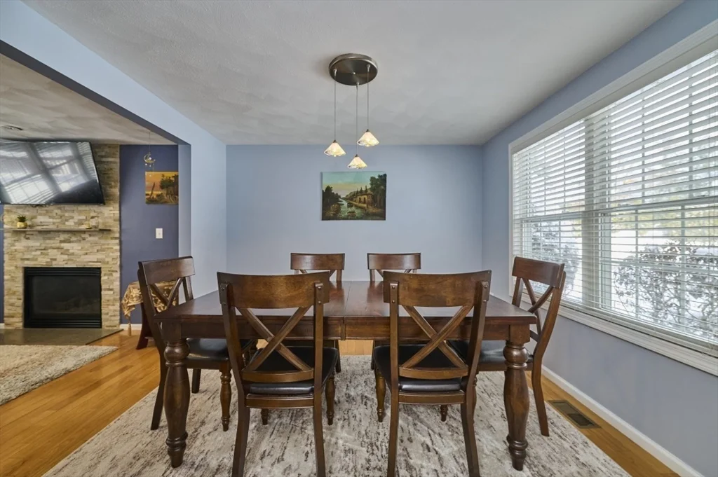 27 Cranberry Ln, Burlington