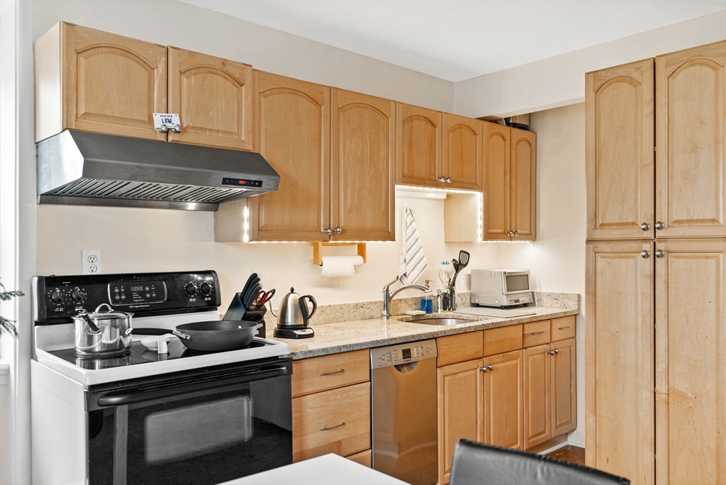 37 Putnam Ave, Riverside