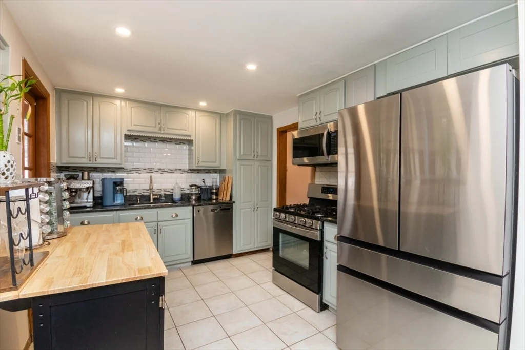 22 Livoli Rd, Framingham