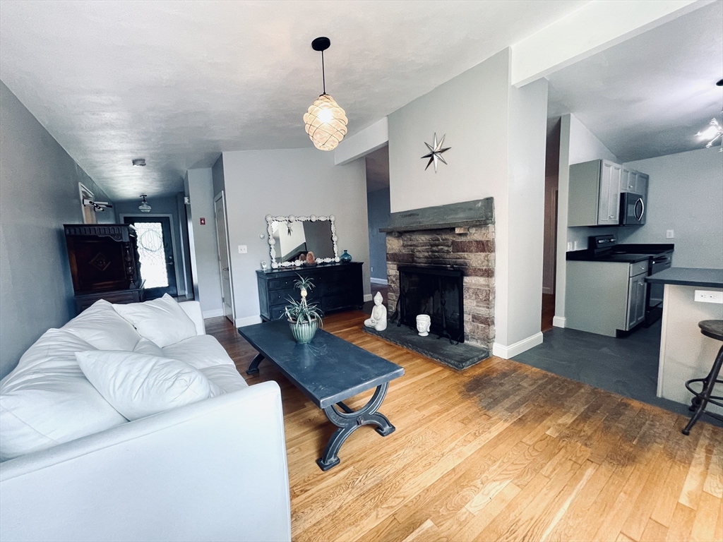 34 Hillside Dr, Shrewsbury