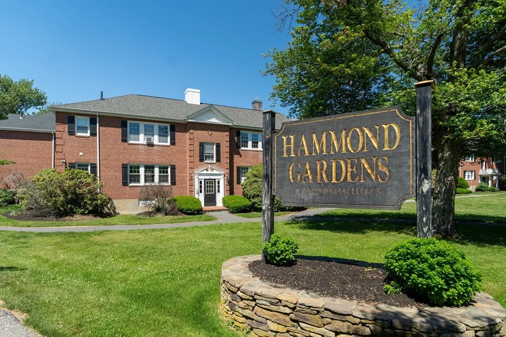 33 Hammond Pond Pkwy, Chestnut Hill