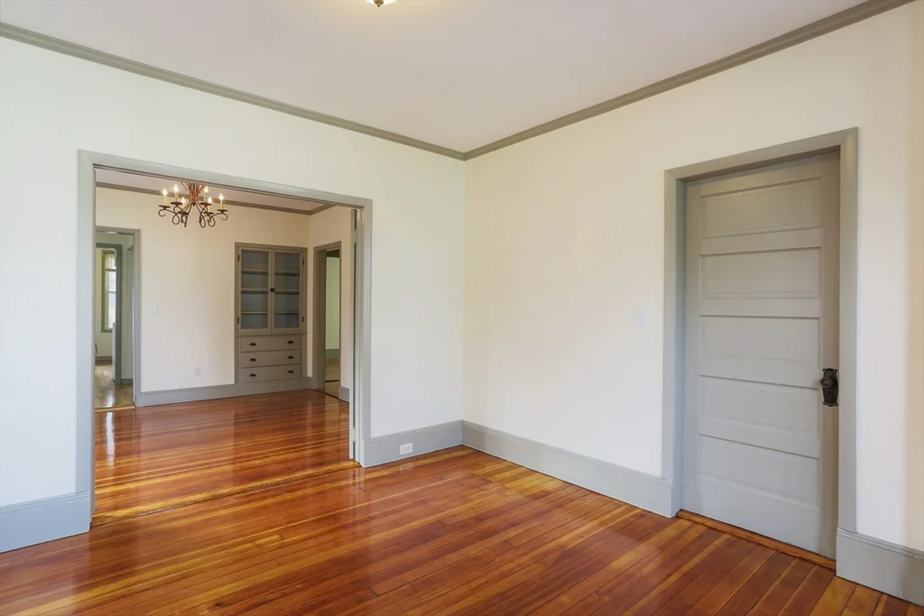 31 Roslyn, Salem