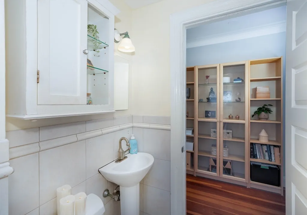 1064 Beacon St, Longwood