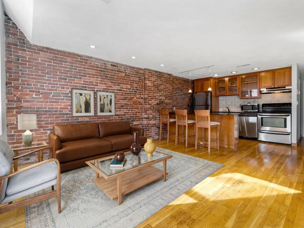 386 Commercial St, North End