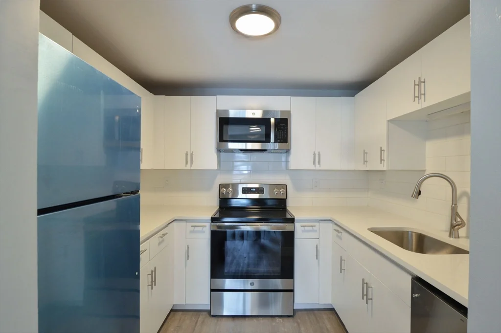 1049 Pleasant St, New Bedford