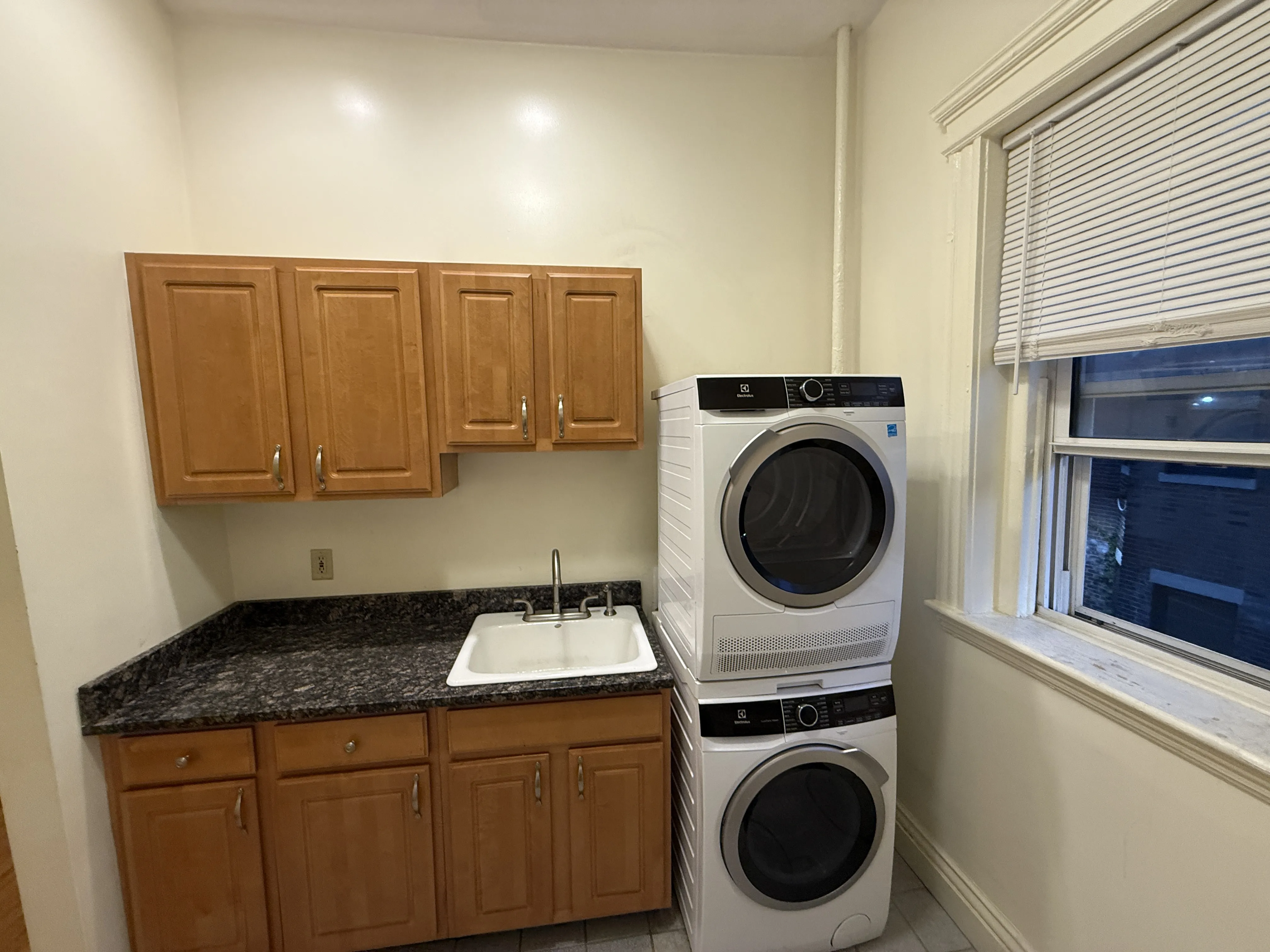 106 Queensberry St, Fenway