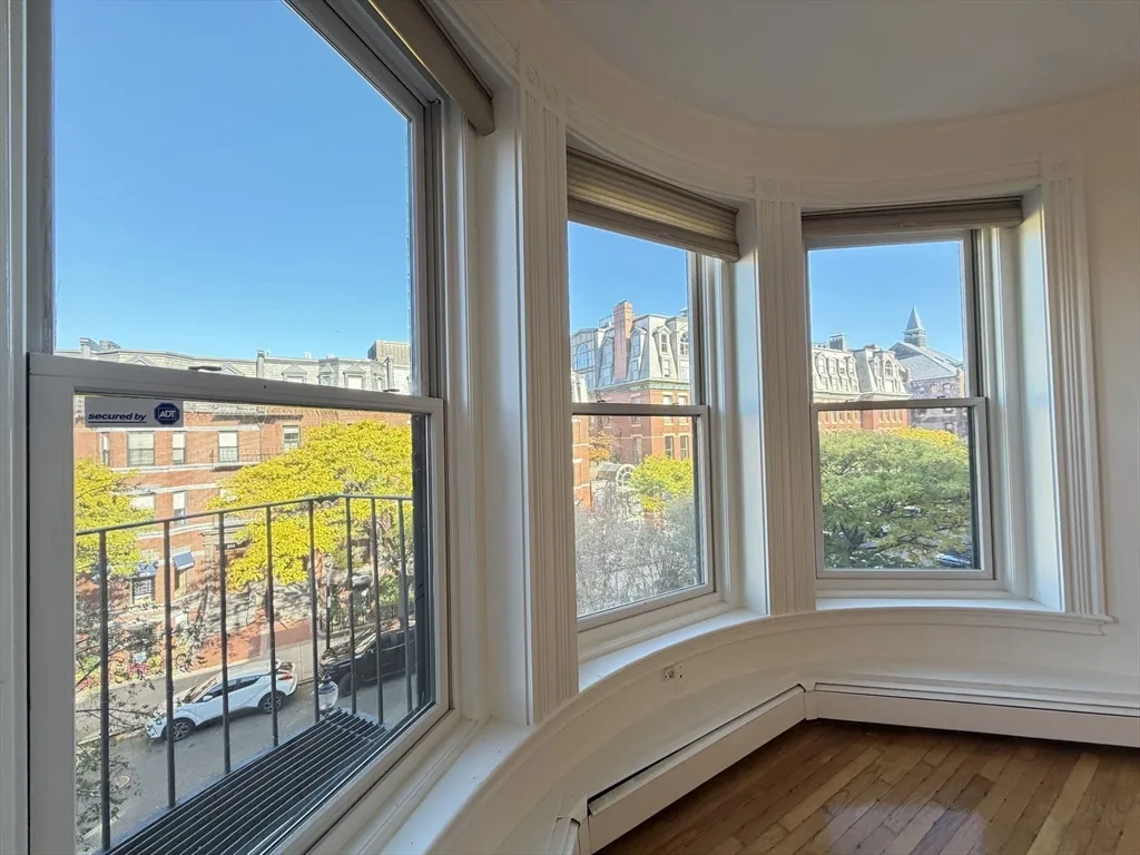 218 Newbury St, Back Bay