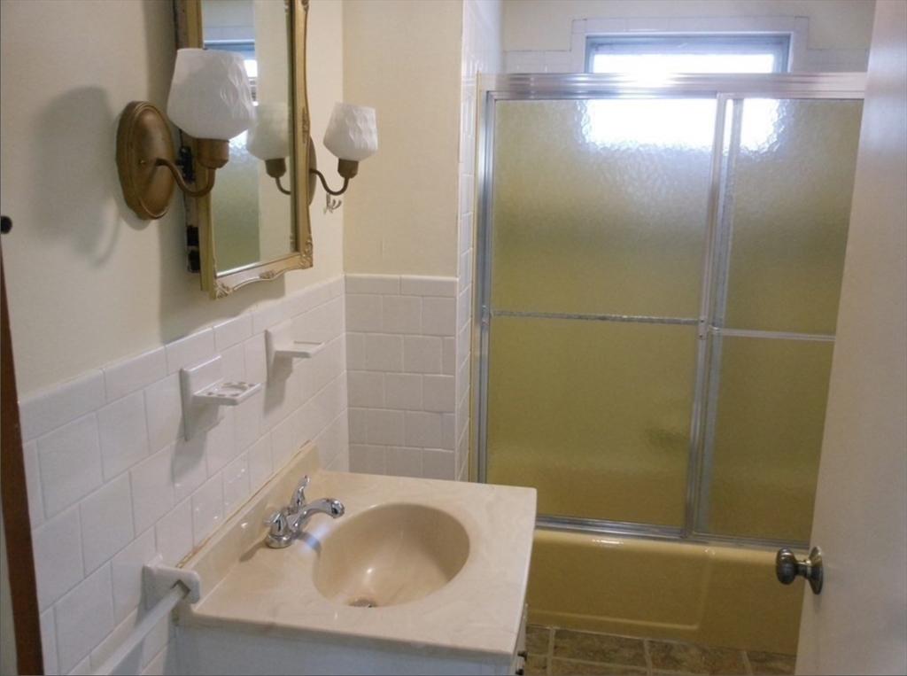 8 Castle Rd, Wayland