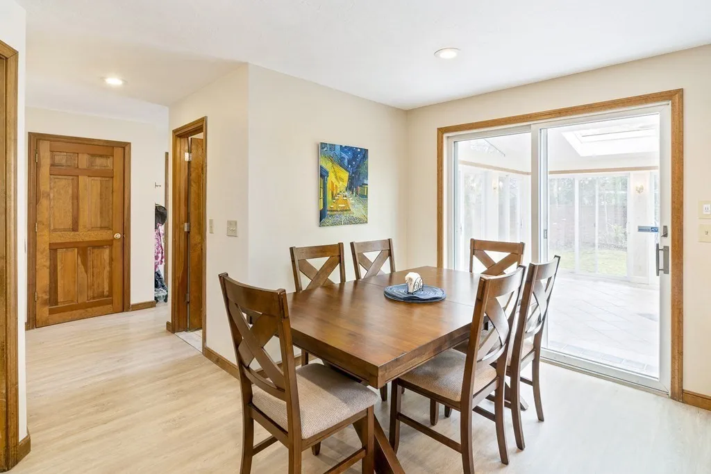 478 Clinton Rd, Chestnut Hill