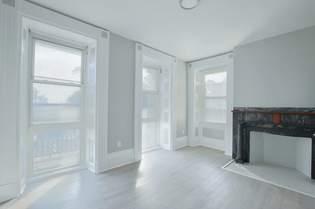 1049 Pleasant St, Center