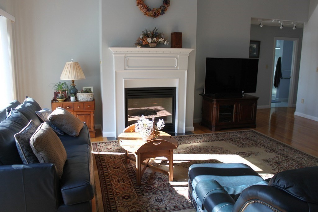 7 Deer Run Dr, Shrewsbury