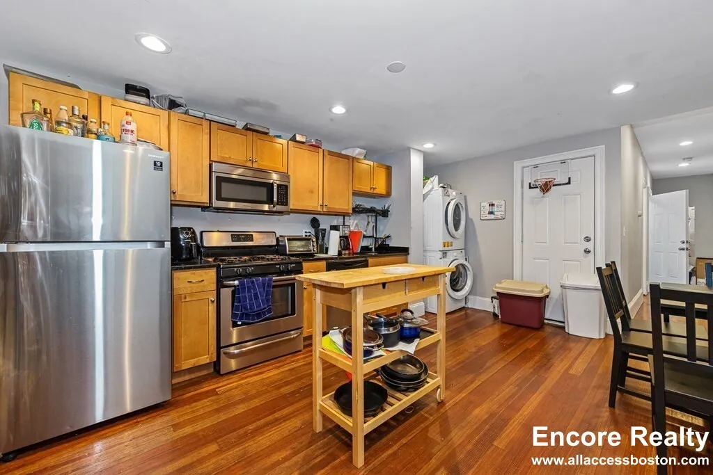 44 Hillside St, Mission Hill