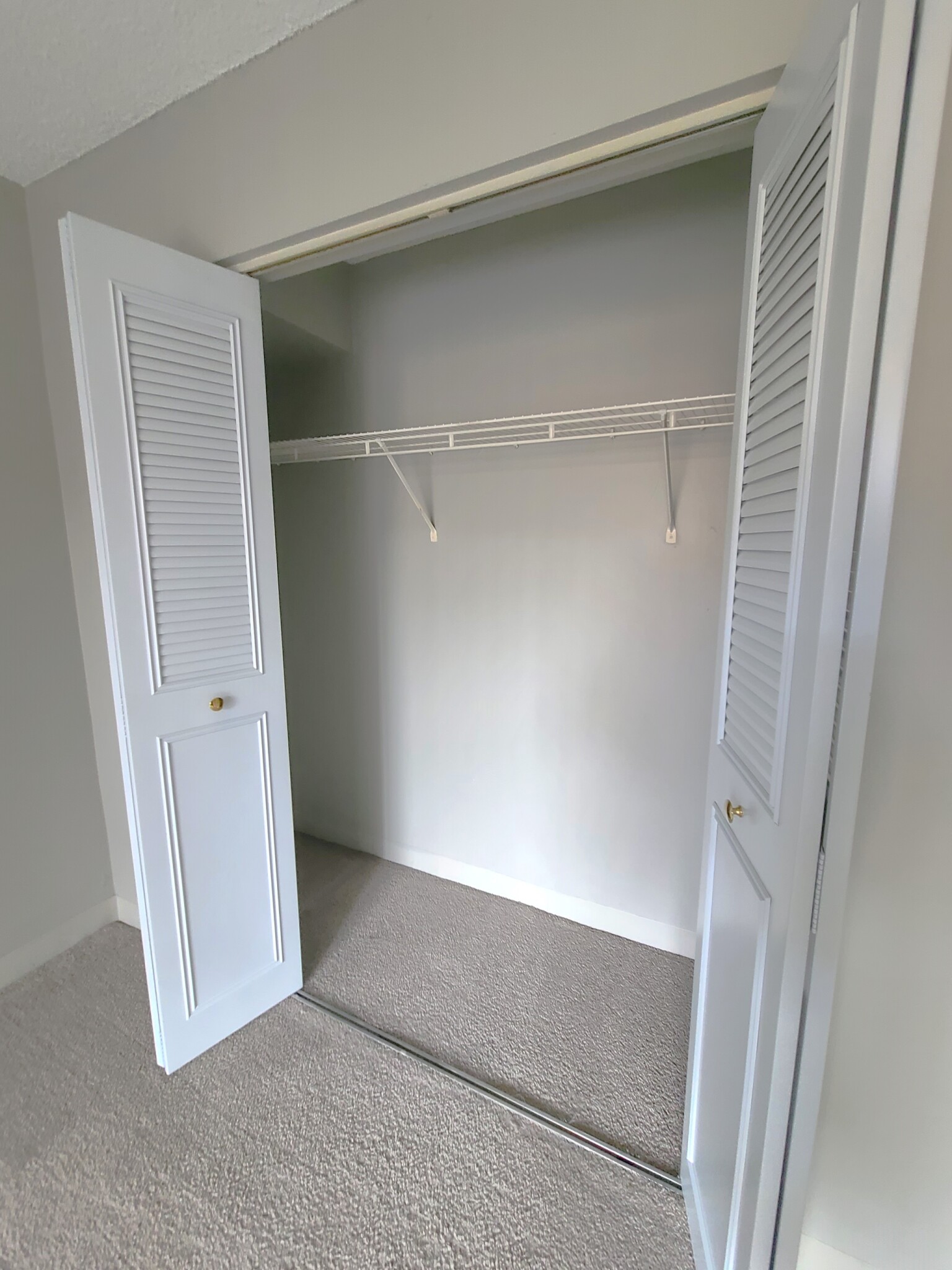 1 South Point Dr, Dorchester