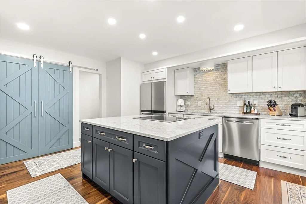 2 Phillips Pond Rd, Natick
