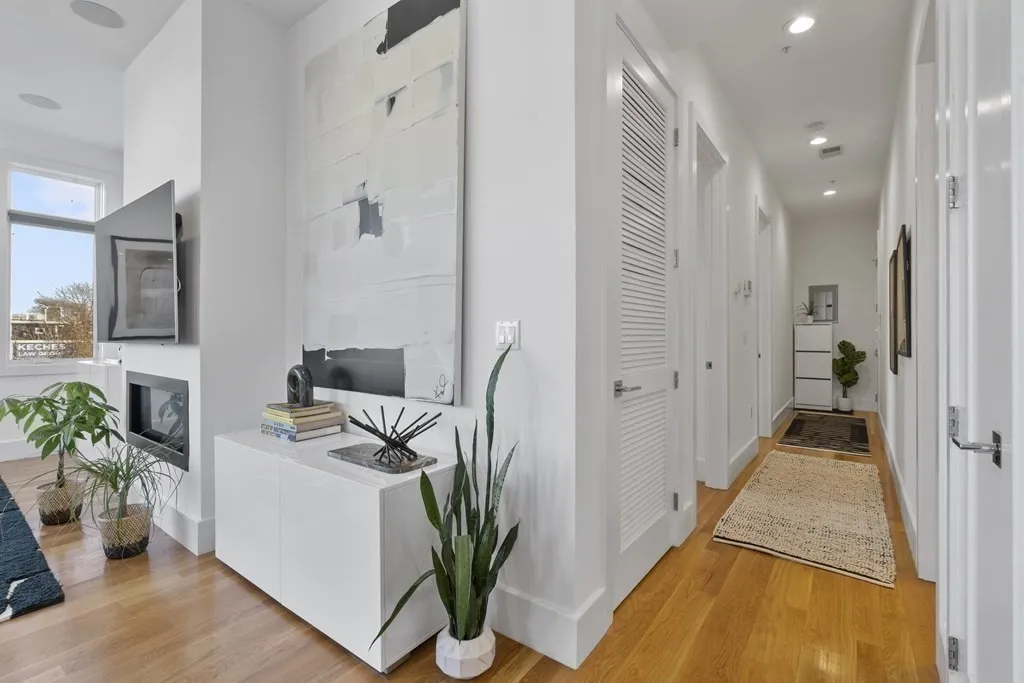 5 Mohawk St, South Boston