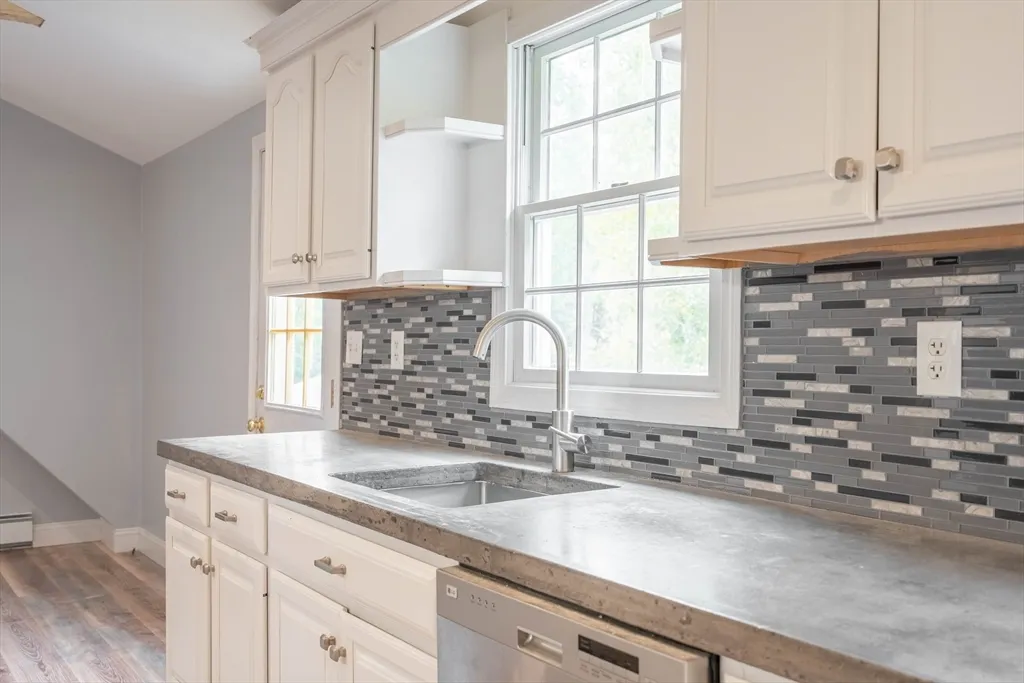 87 Brookfield Rd, Charlton