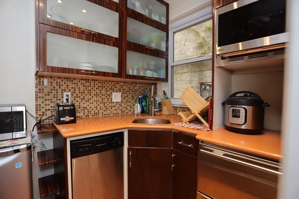 2 Arnold Circle, Riverside