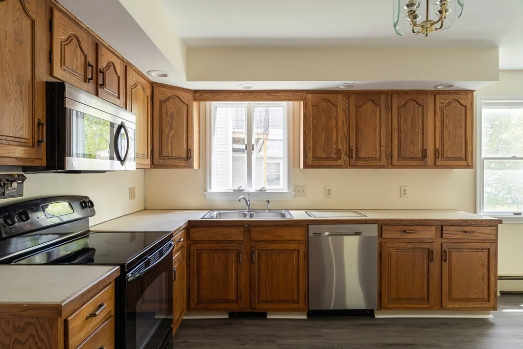 99 Garfield Ave, Woburn